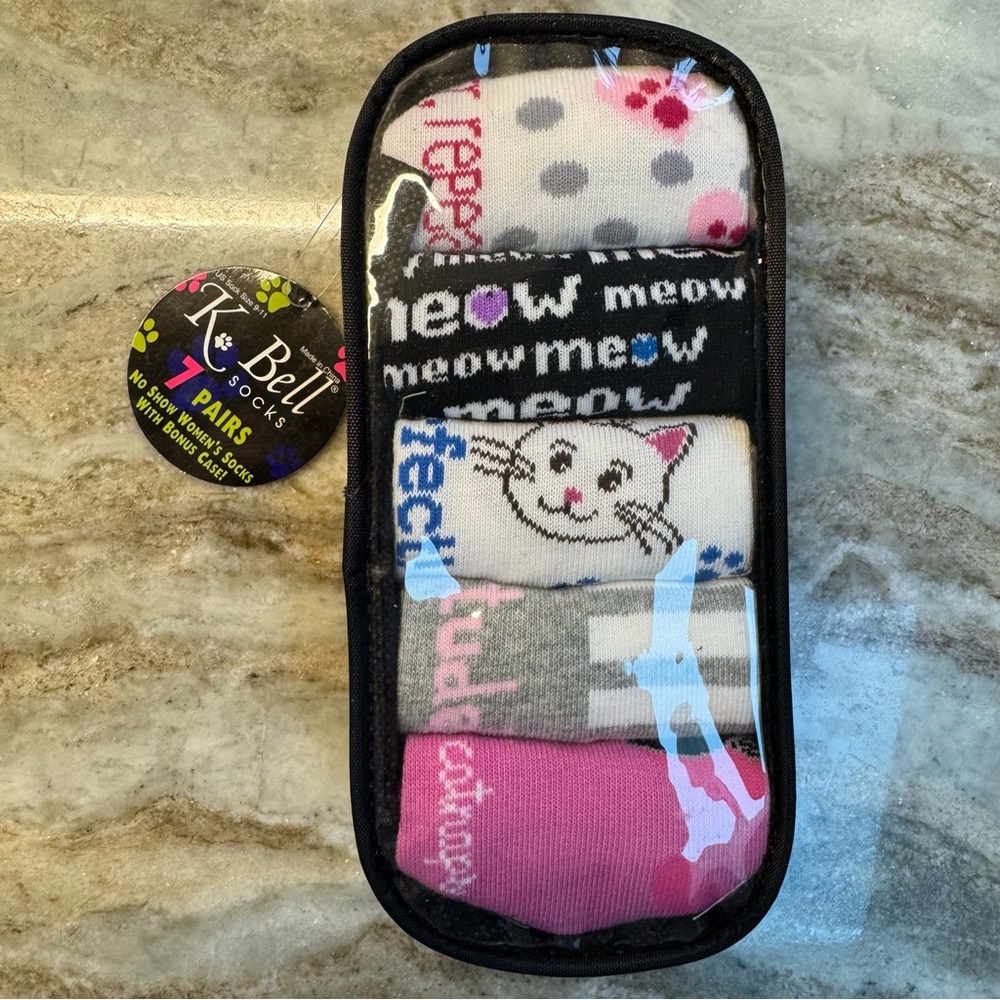 NWT! 7 pairs no show women’s socks, w/case, sock size 9-11, smoke free home!